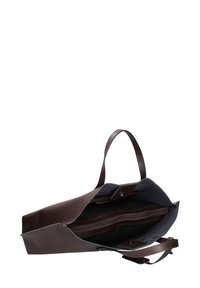 Sac fourre-tout en cuir marron avec une texture lisse, doté d'une poche zippée à l'intérieur et de poignées plates pour le transport. Le design ouvert montre l'intérieur.