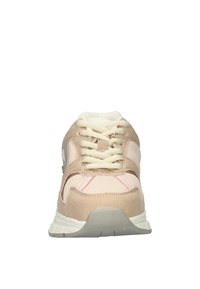 Beige en roze sportshoe met mesh en suède materialen, voorzien van een gestructureerde zool, ronde veters en zijaccenten.