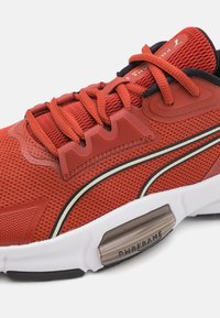 Puma PWRFRAME TR 3 - Hardloopschoenen voor op de weg - mars red/desert dust/white