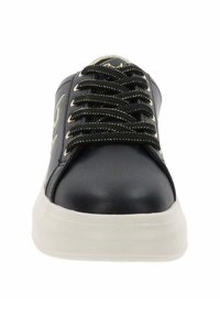 Sneaker in pelle nera con suola bianca, dotata di lacci neri e dettagli dorati. Texture liscia, design con punta arrotondata e occhielli in metallo.