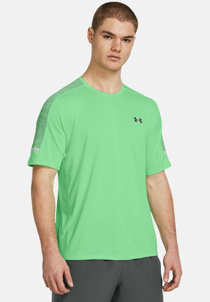 Zelené športové tričko s krátkymi rukávmi, okrúhlym výstrihom a textúrovanými sivými akcentmi na pleciach. Na hrudi sa nachádza logo Under Armour.