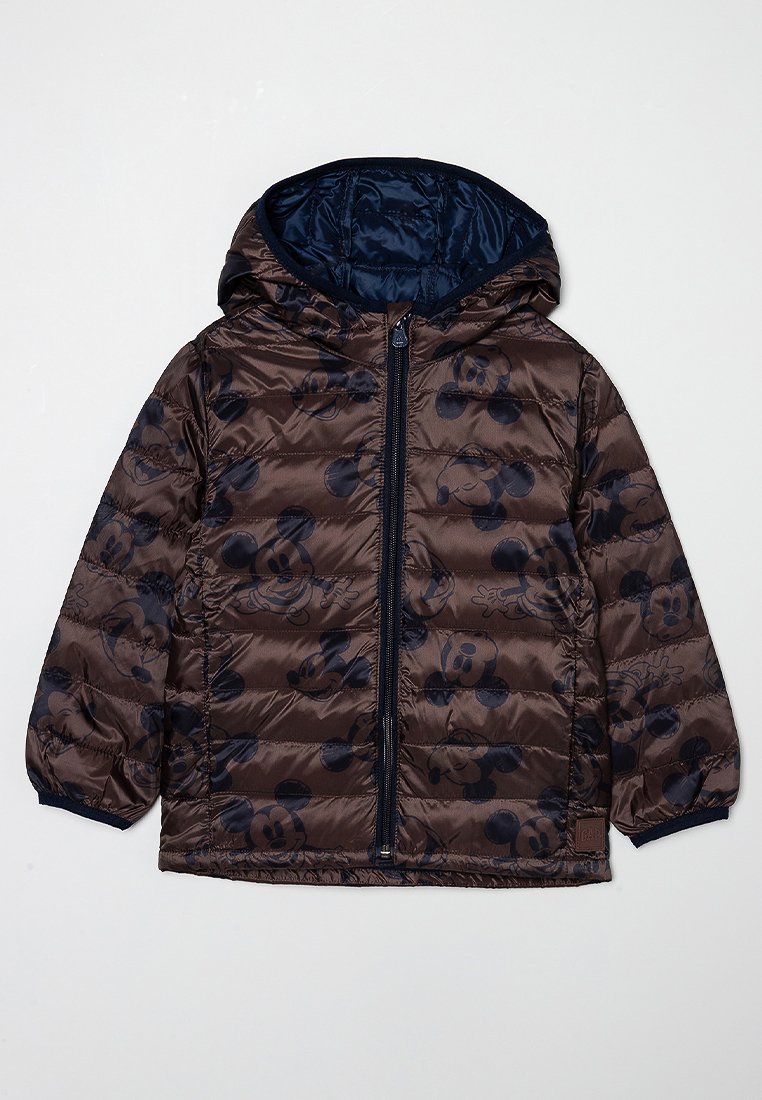 Chaqueta acolchada marrón con capucha, con un sutil patrón de Mickey Mouse. Textura acolchada lisa y forro azul marino. Cierre delantero de cremallera.