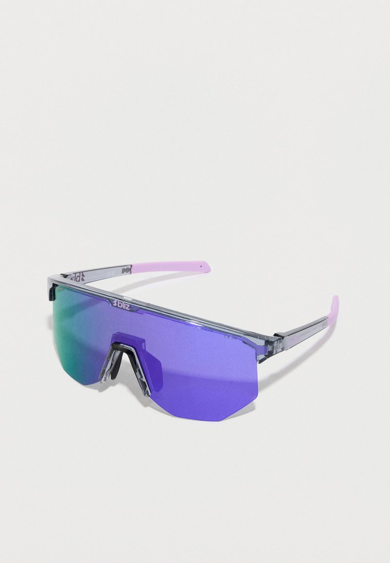 Gafas de sol deportivas envolventes con lentes espejados en púrpura y verde y montura gris translúcida con patillas en púrpura claro.