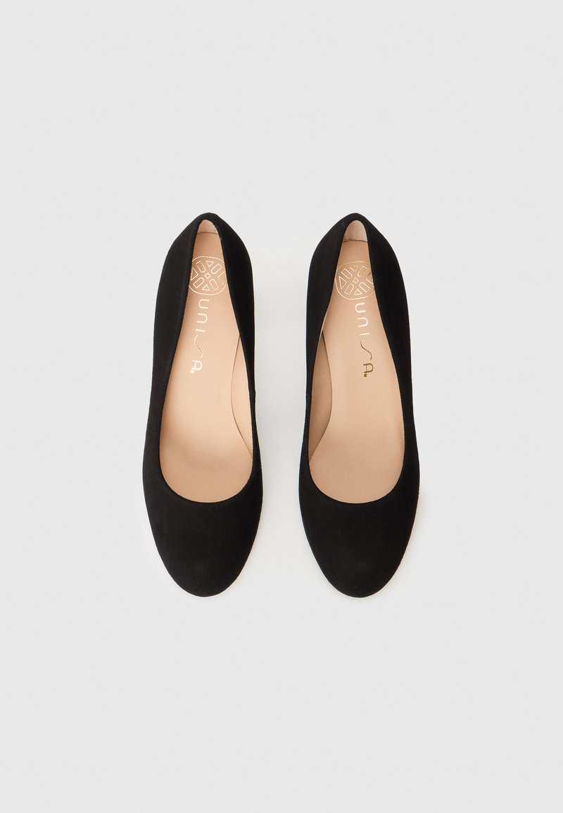 Zwarte suède high-heeled pumps met een gladde textuur, ronde neus en een minimalistisch ontwerp. De binnenvoering is lichtbruin en voorzien van het merkelogo.