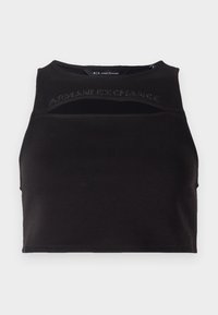 Top court noir en tissu lisse, avec des découpes et un logo sur le devant en lettering clouté. Silhouette simple et athlétique.