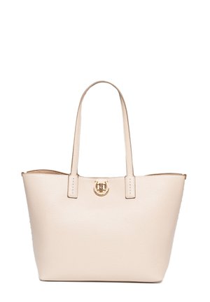 Bolso tote de cuero beige con dos asas, forma estructurada, superficie texturizada y detalle en dorado en la parte frontal.