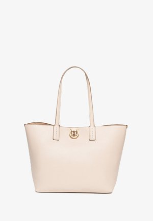 Bolso tote de cuero beige con dos asas, forma estructurada, superficie texturizada y detalle en dorado en la parte frontal.