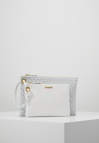 Sac synthétique à motif gris avec une pochette en cuir blanc. Fermetures éclair et accents dorés. Les deux sacs sont équipés de bracelets de poignet et présentent un design élégant.