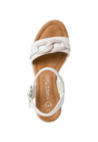 Sandalo bianco con una fascia larga caratterizzata da un design a catena beige. Suola interna in tan strutturato, chiusura a fibbia e un accento di suola intrecciata.