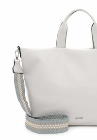 Hallitusnahast kott topeltsangade ja eemaldatava kootud rihmaga, millel on pehmed sinised ja kreemjad toonid. Esiküljel on reljeefne logo.