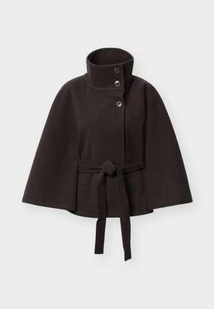 Σκούρο καφέ κοντό παλτό με ψηλό γιακά, τρία κουμπιά μπροστά, φαρδιά μανίκια και δεμένη ζώνη στη μέση σε απλό φόντο.