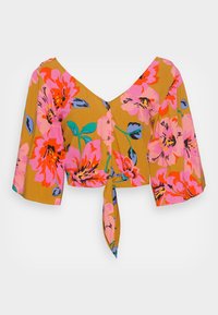 Top corto floral en mostaza con patrones en rosa, naranja y verde; cuenta con mangas tres cuartos, escote en V y un detalle de nudo frontal con botones.