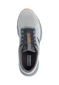 Grauer Sportschuh mit Mesh-Obermaterial, dunkelgrauen Schnürsenkeln und hellblauen Akzenten. Verfügt über eine gepolsterte Innensohle mit der Aufschrift "Air Cooled Goga Mat".