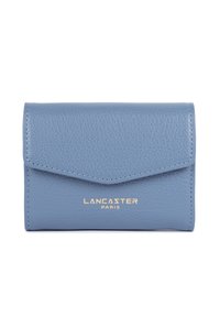 Blauwe leren portemonnee met een gestructureerde afwerking, voorzien van een klepopening en een gouden "LANCASTER PARIS" logo aan de onderkant.