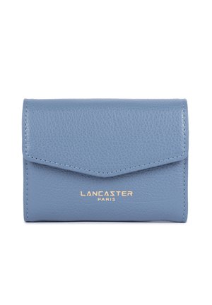 Portafoglio in pelle blu con finitura testurizzata, dotato di chiusura a pattina e logo dorato "LANCASTER PARIS" sul fondo.