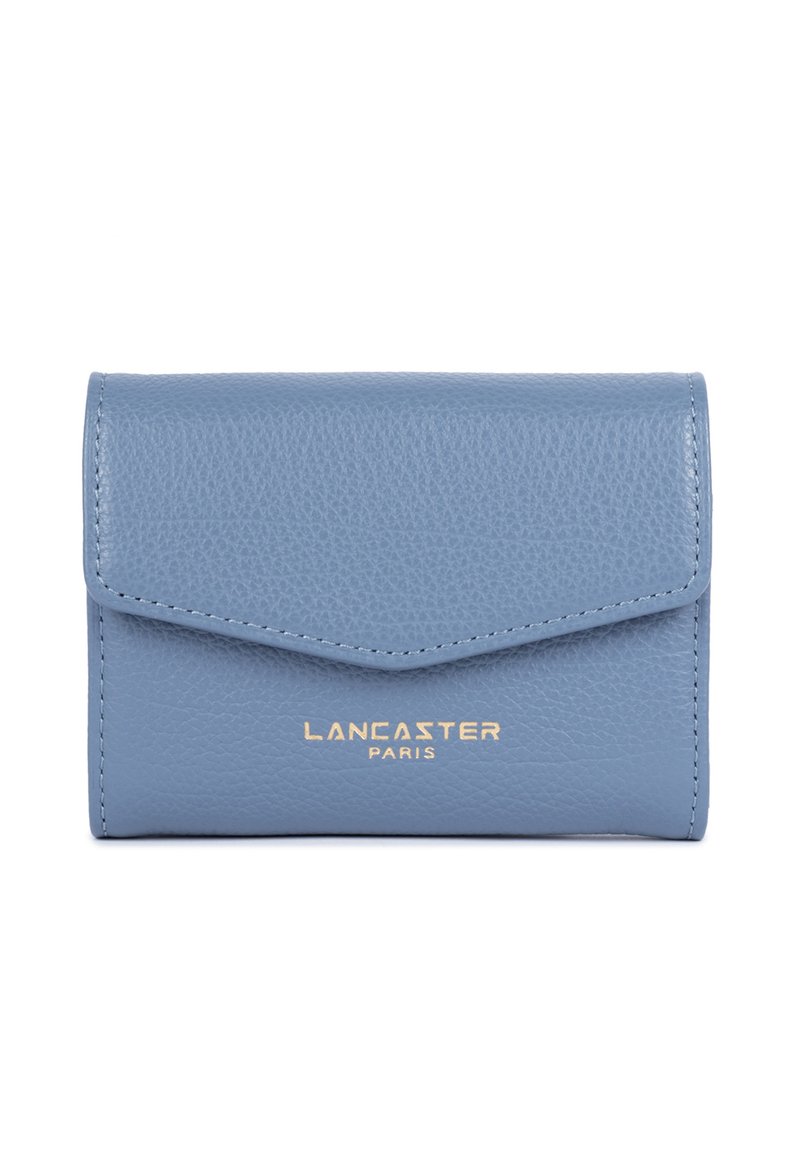 Blauwe leren portemonnee met een gestructureerde afwerking, voorzien van een klepopening en een gouden "LANCASTER PARIS" logo aan de onderkant.