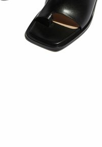 Crne otvorene sandale s kvadratnim prstima i glatkom kožnom teksturom. Imaju središnji izrez, minimalistički dizajn i ravni potplat.