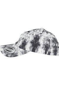 Căciulă tie-dye alb-negru, cu visieră curbată, confecționată din material textil. Prezintă un patch logo circular și cinci orificii de ventilație.