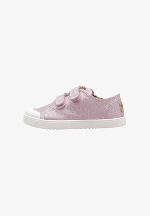 Zapatilla infantil rosa de lona con dos tiras de velcro, suela de goma blanca y puntera, mostrada en perfil izquierdo.