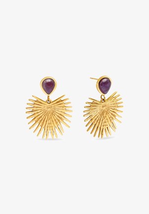 Boucles d'oreilles en or ornées d'une pierre violette en forme de goutte d'eau sur un design en forme d'éventail avec des piques allongées et texturées rayonnant vers l'extérieur.