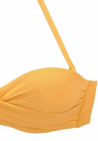 Bikini top bandeau giallo in tessuto liscio, con dettagli arricciati e spalline regolabili per una vestibilità personalizzata.