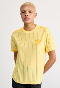 adidas Originals SPORTS CLUB 3 STRIPE TEE - Print T-shirt - almost yellow