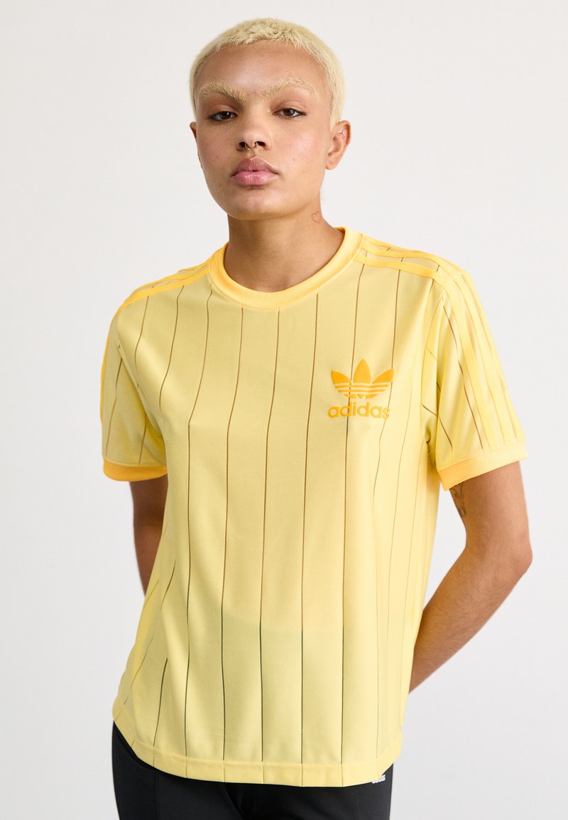adidas Originals SPORTS CLUB 3 STRIPE TEE - Print T-shirt - almost yellow