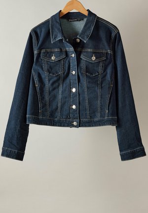 Giacca di jeans blu scuro con un design aderente, due tasche sul petto, chiusure con bottoni metallici e cuciture gialle a contrasto. Maniche lunghe con polsini abbottonati.