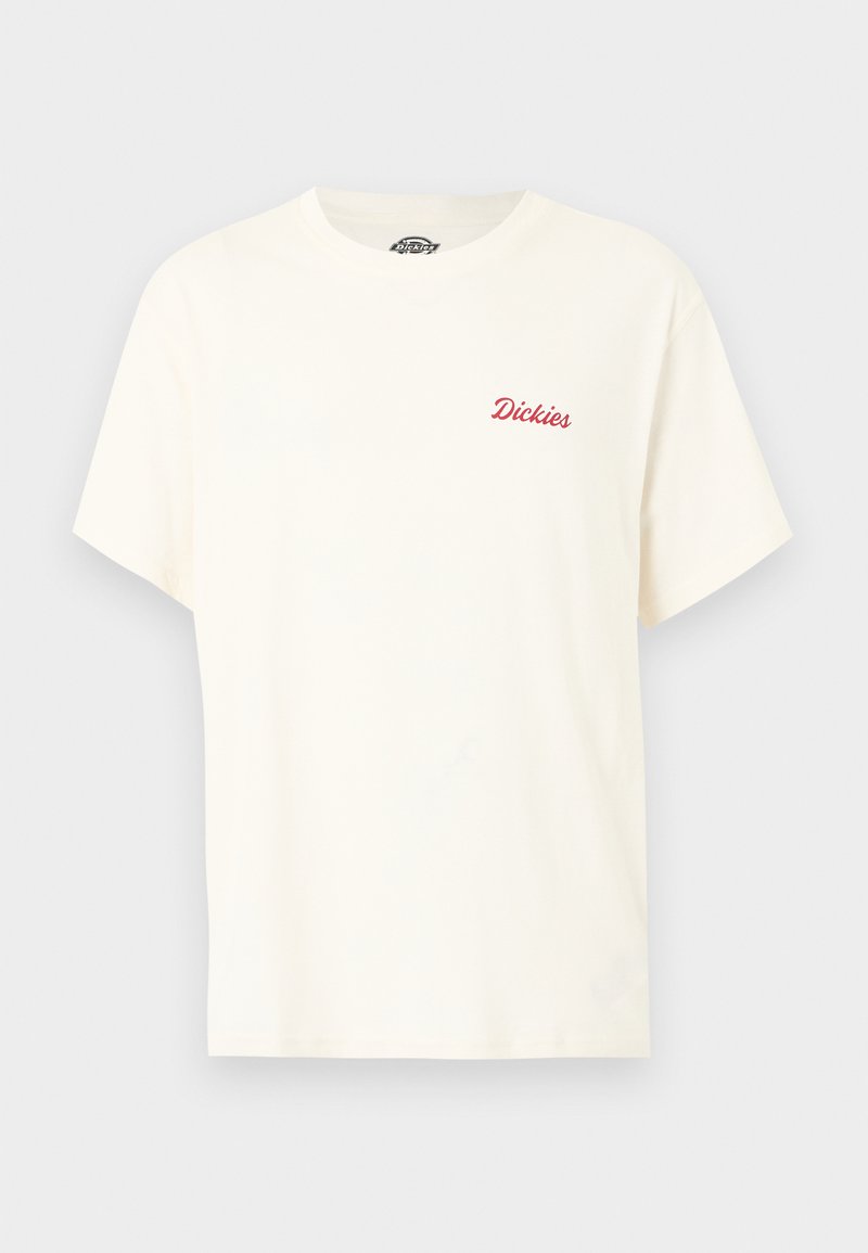 Camiseta de manga corta de color blanco hueso lisa con el logo rojo de "Dickies" en el lado izquierdo del pecho y cuello redondo.