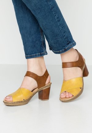 Rieker Sandalen met plateauzool - yellow