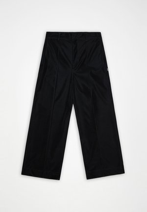 Pantalon noir à jambe large avec passants de ceinture et coutures avant, posé à plat sur un fond blanc.