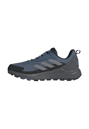 Niebieskie buty trekkingowe z siateczkową cholewką, czarnym gumowym noskiem, szarymi akcentami, sznurowanym designem i teksturowaną podeszwą dla lepszej przyczepności. Lekka konstrukcja.