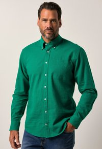Grüne Langarm-Hemdbluse aus Baumwolle, mit einer Brusttasche, klassischem Kragen und weißen Knöpfen an der Vorderseite und an den Manschetten.