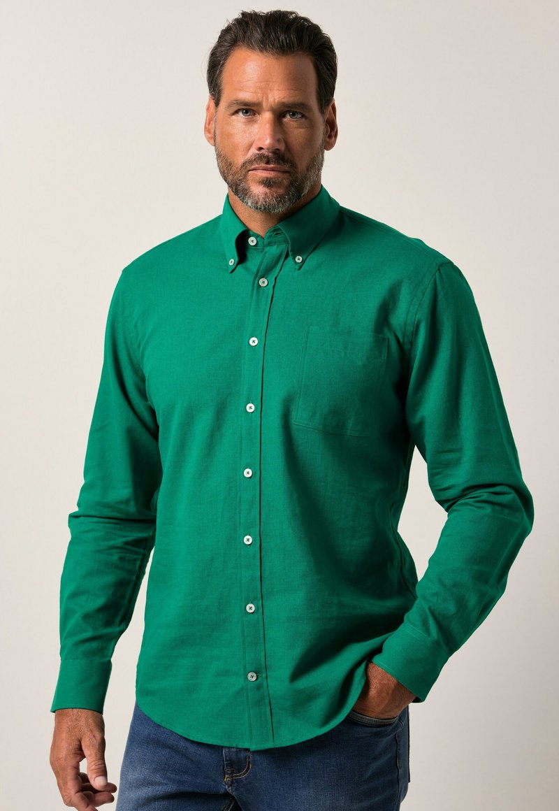 Grüne Langarm-Hemdbluse aus Baumwolle, mit einer Brusttasche, klassischem Kragen und weißen Knöpfen an der Vorderseite und an den Manschetten.