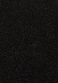 Tissu noir texturé avec une surface dense et duveteuse. Le matériau semble doux et présente une couleur uniforme et constante avec de légères fibres.