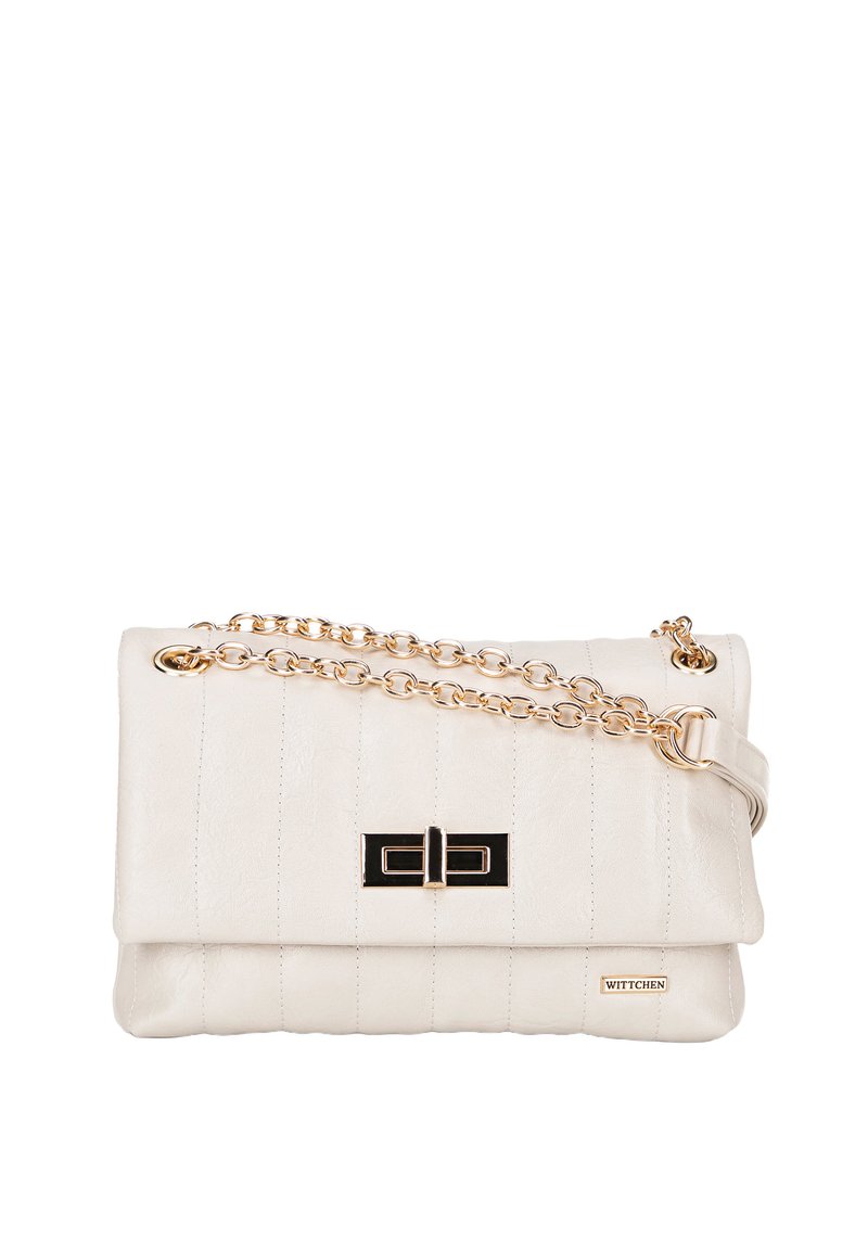 Cartera de mano acolchada en color crema con cadena dorada y detalles de hardware negro. Forma rectangular con cierre de solapa y detalle del logo.