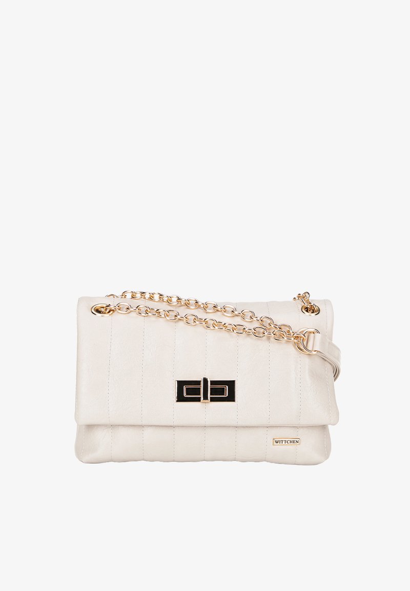 Borsa a tracolla trapuntata crema con catena dorata e dettagli in hardware nero. Forma rettangolare con chiusura a pattina e dettaglio del logo.