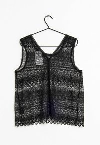 Zwarte kanten tanktop met een V-hals, mouwloos ontwerp, ingewikkelde patronen en een scalloped rand, hangend aan een zwarte hanger.