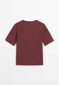 T-shirt uni rouge foncé à manches courtes avec un col rond, vu de dos sur fond blanc.
