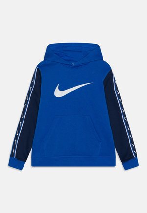 Niebieska bluza z kapturem Nike z białym logo swoosh na piersi, granatowe rękawy z małymi białymi logo swoosh na paskach oraz przednia kieszeń kangurkowa.