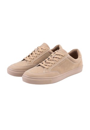 Paire de baskets basses en daim beige avec lacets assortis et semelles en caoutchouc sur fond blanc.