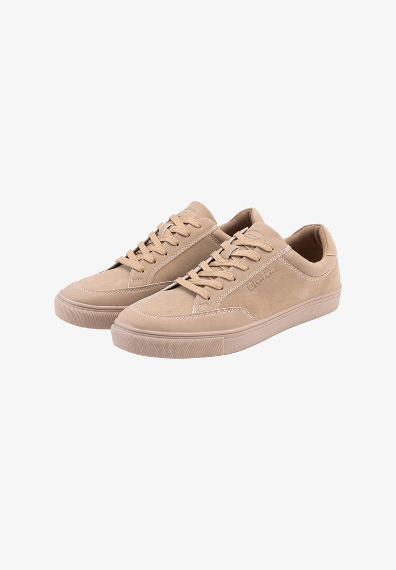 Paire de baskets basses en daim beige avec lacets assortis et semelles en caoutchouc sur fond blanc.