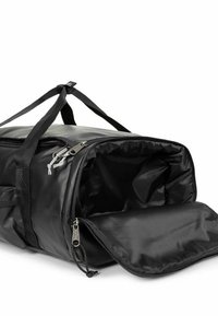 Czarna torba typu duffel wykonana z wytrzymałego materiału, z zamkiem błyskawicznym, dwoma uchwytami oraz wnętrzem o gładkiej fakturze.
