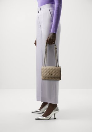 GIULLY CMPRTMNT CNVRTBLE FLP - Cross body bag - light beige