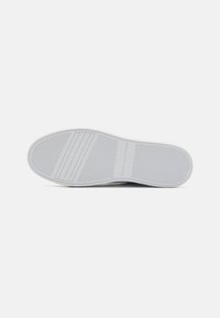 Tommy Hilfiger ELEVATED ESSENT MONOGRAM - Sporta apavi - white