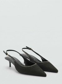 Schwarze Slingback-Absätze mit spitzem Zeh, gerippter Textur und dekorativen goldenen Nieten entlang der Rundung des oberen Teils.
