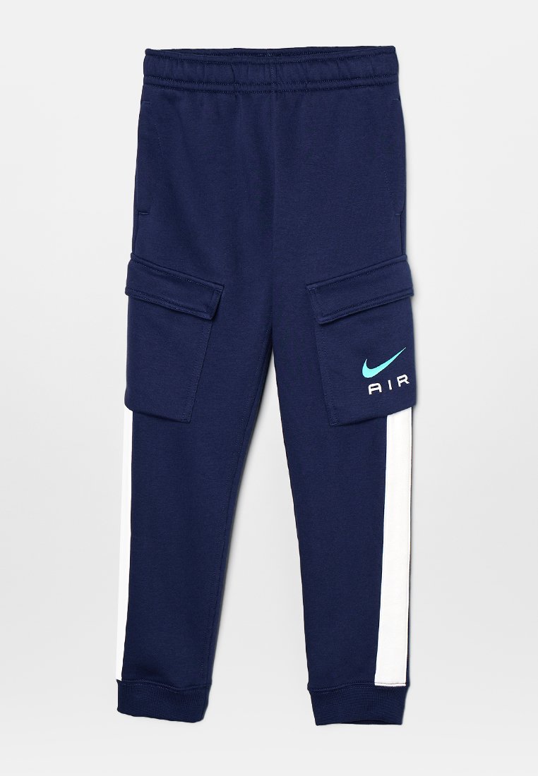 Marineblaue Sweatpants mit zwei Cargo-Taschen, weißen Seitenstreifen, elastischem Bund und einem türkisfarbenen Nike AIR-Logo am linken Bein.