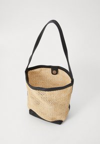 Sac en paille tissé avec une bordure et une sangle en synthétique noir. Design ouvert en haut, forme arrondie et surface texturée avec un fond lisse.