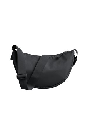 Sac bandoulière noir en tissu lisse, présentant une forme incurvée, une bandoulière réglable et une fermeture éclair supérieure pour un rangement sécurisé.