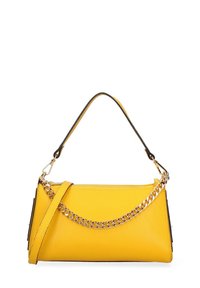 Borsa a mano in pelle gialla con finitura texturizzata, con una tracolla in catena e una tracolla rimovibile. Forma rettangolare, chiusura con zip.